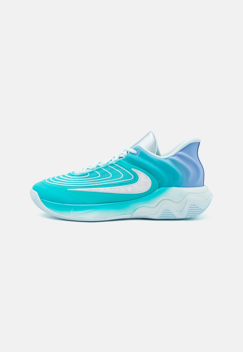 Blå og hvid atletiske sneakers med bølget sål, hvid Nike swoosh og lagdelt tekstureret overdel, isoleret på hvid baggrund.