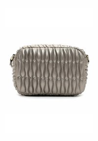 Borsa a tracolla in argento metallico con texture e una lunga trapuntatura ondulata. Forma rettangolare, chiusura con zip superiore e tracolla regolabile.