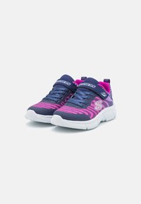 Skechers Performance GIRLS GO RUN 650 FIERCE FLASH UNISEX - Zapatillas running asfalto - azul marino