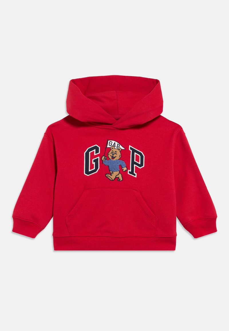 Κόκκινο παιδικό φούτερ με κουκούλα και μπροστινή τσέπη που απεικονίζει μια αρκούδα που περπατά κρατώντας μια σημαία και το κείμενο "GAP" σε ναυτικό μπλε και άσπρα γράμματα.