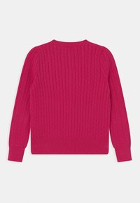 Růžový pletený svetr s texturovaným kabelovým vzorem, kulatým výstřihem a žebrovanými manžetami a spodním lemem. Hladká textura s přiléhavým střihem.
