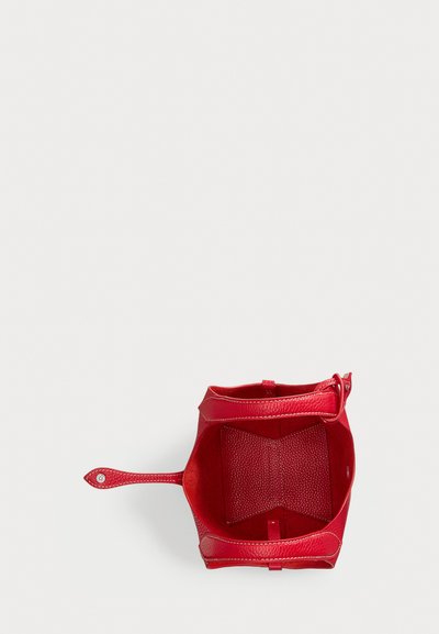 Sac en cuir rouge avec une finition texturée. Design à ouverture en haut, intérieur avec un revêtement à motifs. Comprend une poignée courte avec un détail en métal.