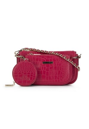Borsa a tracolla in pelle sintetica rossa con texture coccodrillo, tracolla a catena e portamonete rotondo attaccato, con accenti metallici e targhetta con logo.