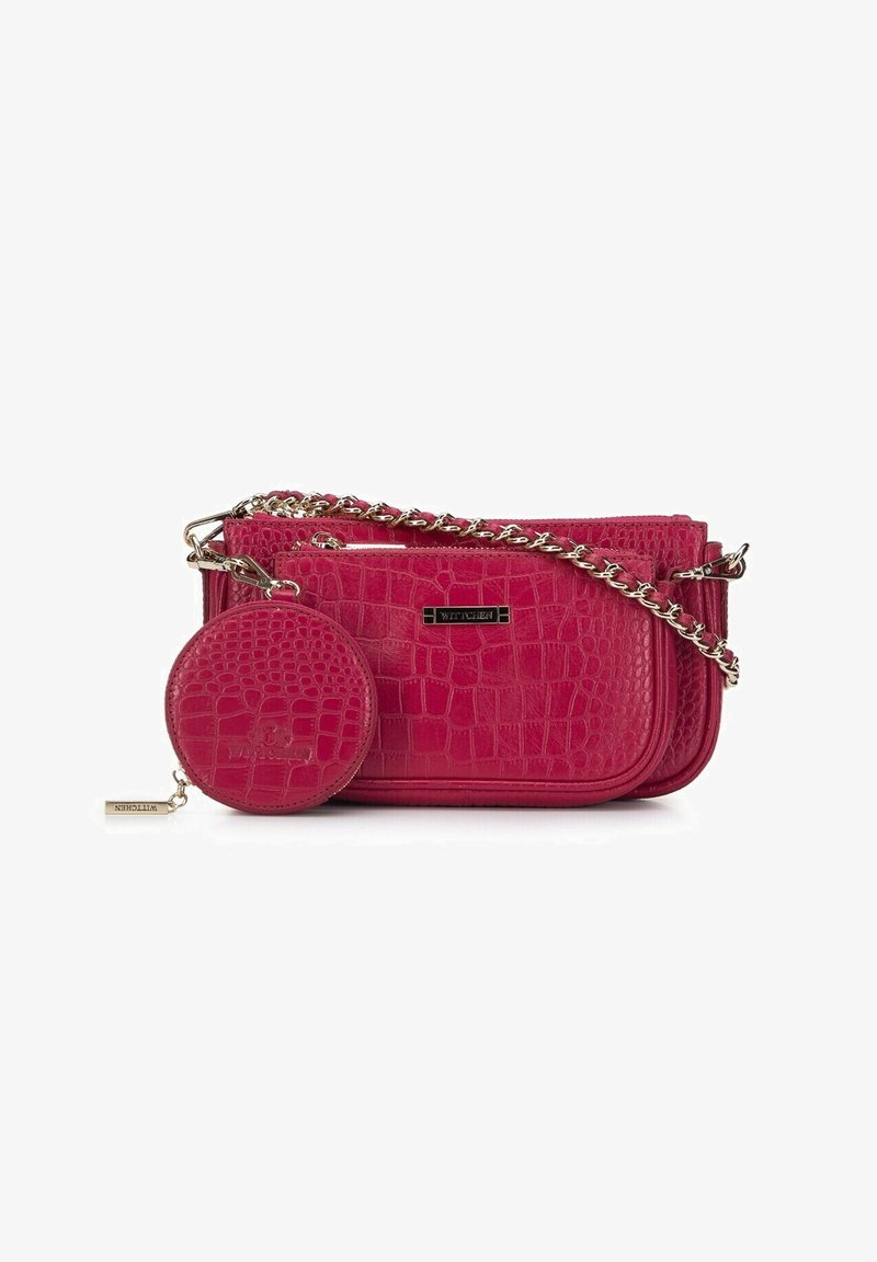 Rote, faux Leder Umhängetasche mit Krokodil-Textur, Kettenriemen und angebrachter runder Münztasche, mit metallischen Akzenten und Logo-Plakette.