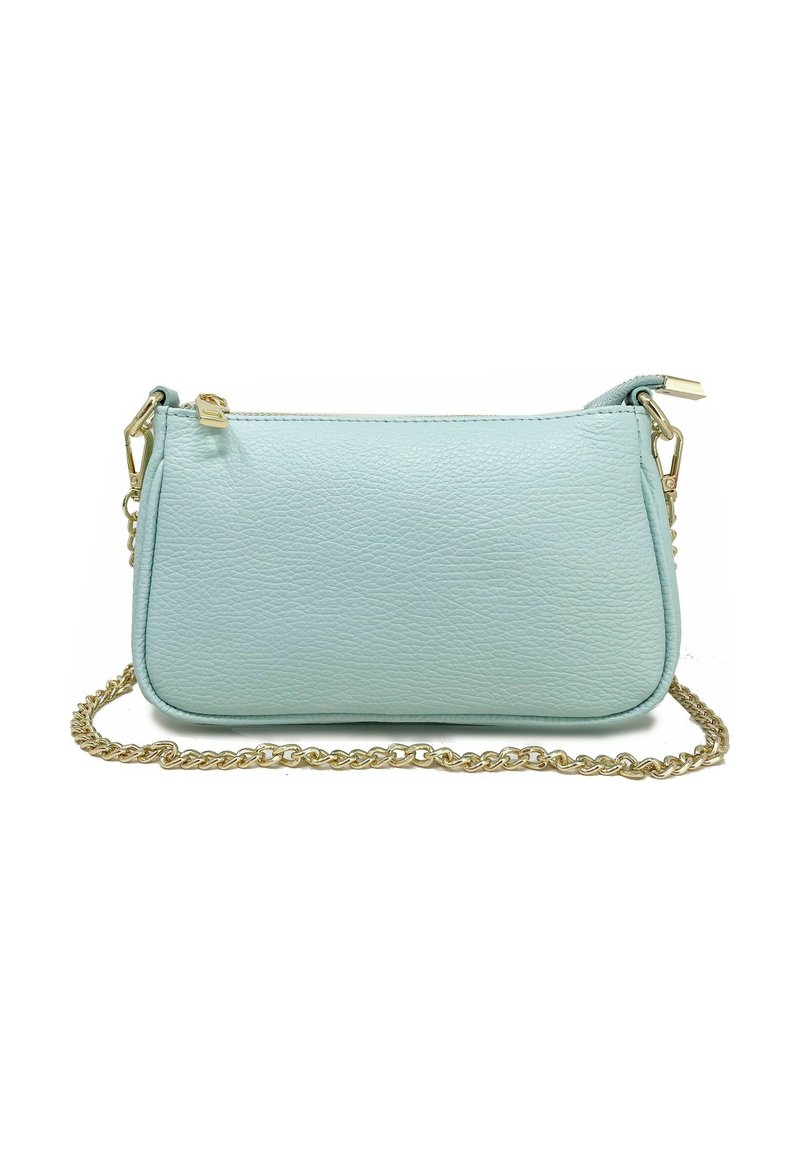 Ljusblå läderhandväska med en texturerad yta, utrustad med en guldkedjesnor och ett blixtlåsstängning i toppen. Kompakt rektangulär design.