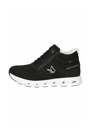 Scarpe da ginnastica nere con superiore testurizzato, dotate di una cerniera laterale, suola bianca e un accento con logo a forma di farfalla sul lato esterno.