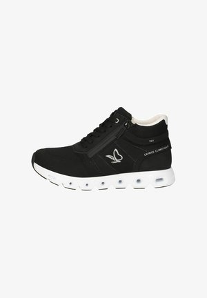 Schwarze Sportschuhe mit einer strukturierten Oberseite, ausgestattet mit einem seitlichen Reißverschluss, weißer Sohle und einem Schmetterlingslogo-Akzent an der Außenseite.