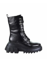 Czarne skórzane botki sięgające kostki na grubej platformie, zapinane na sznurówki, z metalowymi oczkami oraz pętelką z tyłu. Gładka tekstura i solidna konstrukcja.