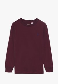 Burgundy långärmad t-shirt i bomull med rund halsringning, med en liten blå logo på vänster bröst och ribbade ärmslut. Slät textur.