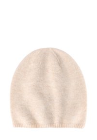 Béžová pletená čiapka s mäkkou textúrou, zaobleným vrcholom a rebrovaným okrajom. Trochu melírovaný vzhľad s jemnými farebnými variáciami.