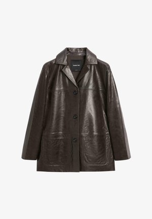 Ciemnobrązowa skórzana kurtka o średniej długości, szerokie klapy, zapięcie na guziki i dwie przednie kieszenie. Gładka faktura, minimalistyczny design.