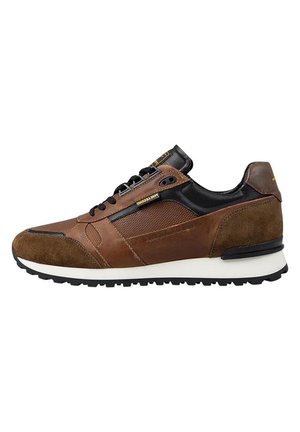 Bruine leren en suède sneaker met zwarte accenten, ronde neus, textuur op de zijkanten en een witte rubberen zool. Beschikt over veters en een merkdetail.