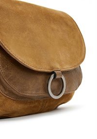 Derimod Bandolera - light brown
