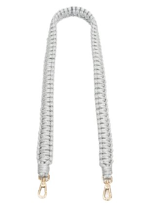 Silberner gewebter Riemen mit goldenen Beschlägen, der ein strukturiertes Muster aufweist. Die Enden sind mit Metallclips ausgestattet, um eine sichere Befestigung zu gewährleisten.