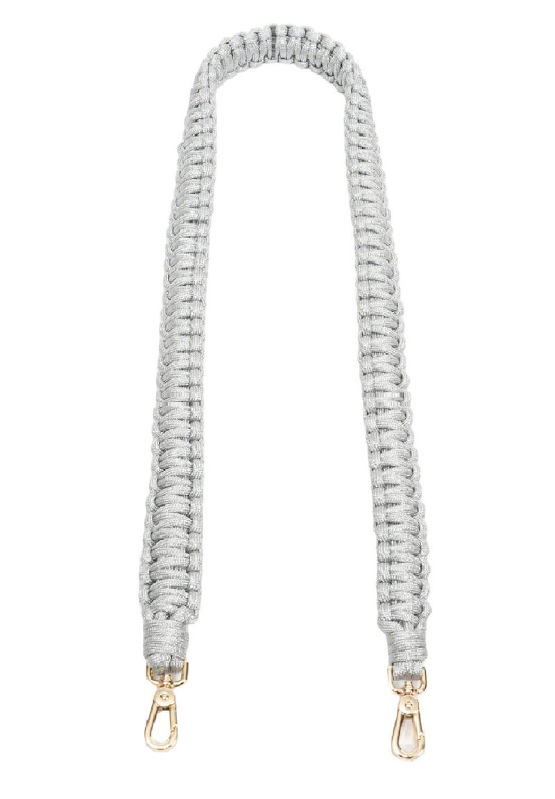Zilveren geweven band met gouden hardware, met een gestructureerd patroon. De uiteinden zijn voorzien van metalen clips voor een veilige bevestiging.