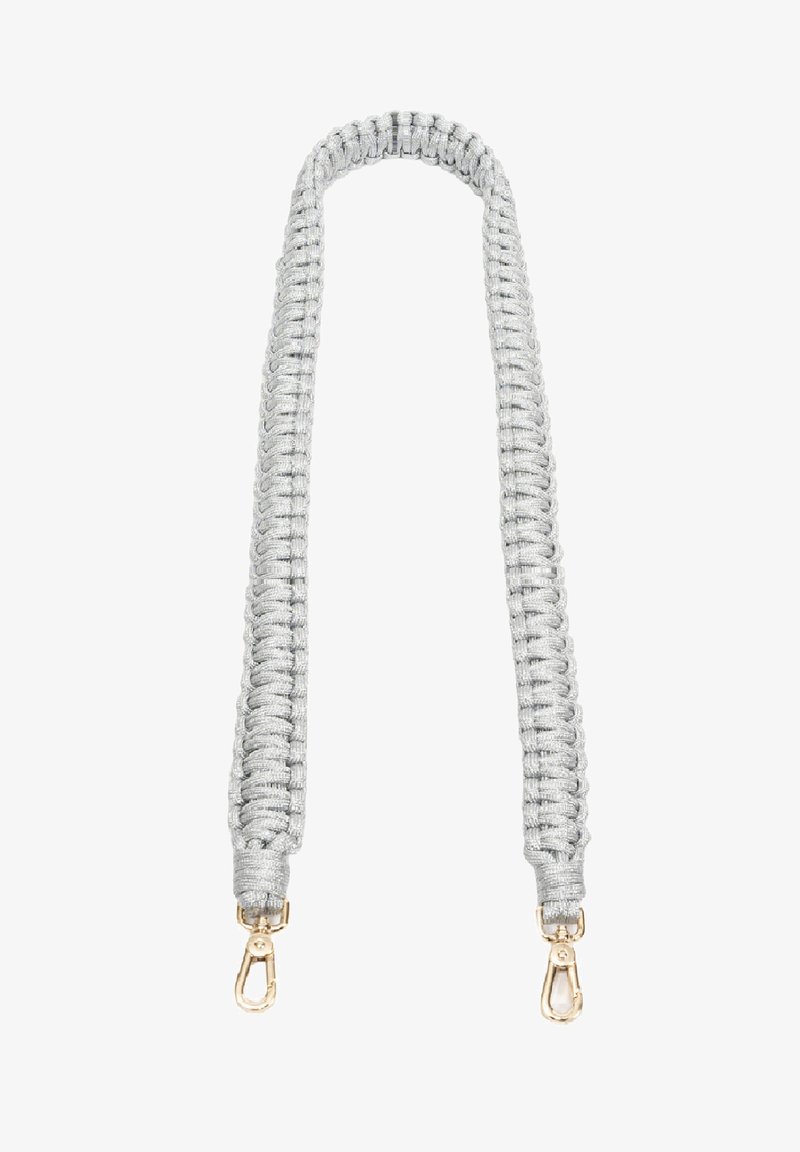 Zilveren geweven band met gouden hardware, met een gestructureerd patroon. De uiteinden zijn voorzien van metalen clips voor een veilige bevestiging.