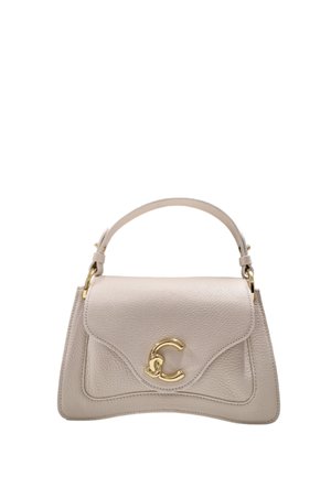Licht beige læderhandtaske med en struktureret form, klaplukning og guldfarvet hardware med et signatur "C" logo accenter.