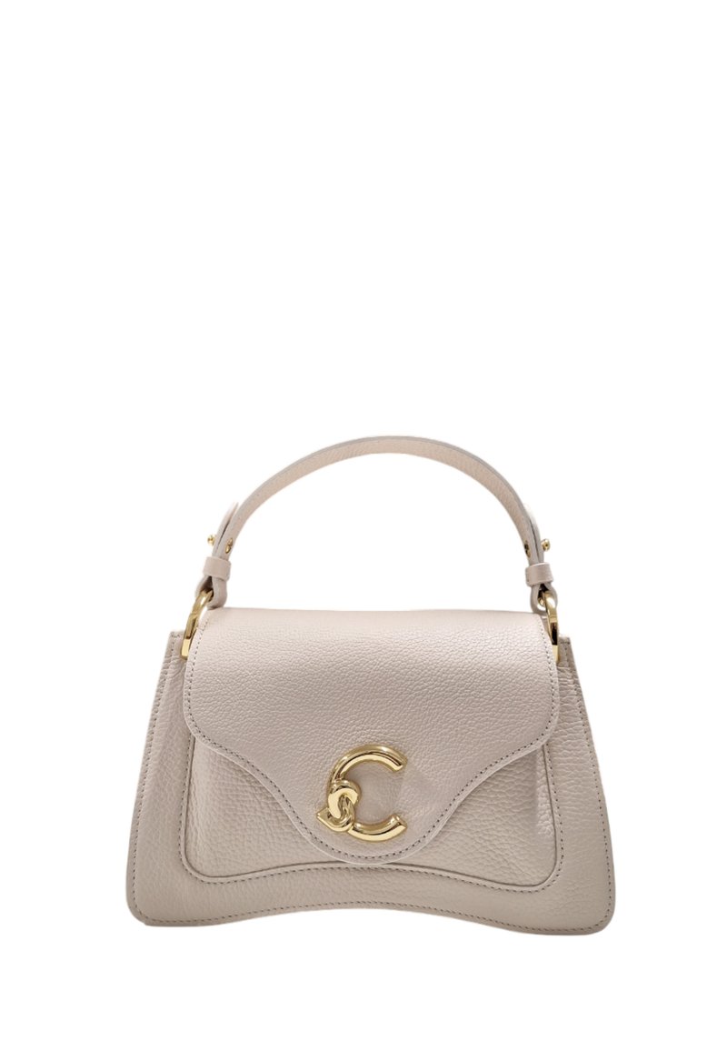 Licht beige læderhandtaske med en struktureret form, klaplukning og guldfarvet hardware med et signatur "C" logo accenter.