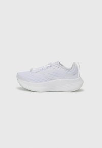 Zapatilla de running blanca con parte superior de malla, diseño estructurado, entresuela acolchada y talón texturizado. Presenta cordones elásticos y un detalle del logo.