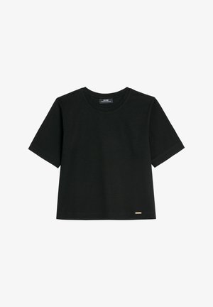 Czarny krótki rękawek, krótka koszulka z okrągłym dekoltem i małą złotą metką marki na dolnym brzegu.