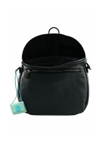 Zaino in pelle nera texture con zip superiore aperta, tasca frontale con zip, etichetta blu attaccata con cordino e manico nero ad anello.
