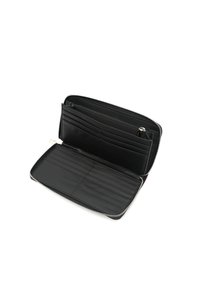 Czarny skórzany portfel z zapięciem na zamek; posiada wiele kieszeni na karty i zamykaną na zamek przegródkę, gładką fakturę oraz kompaktowy design.