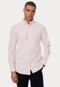 Camicia a maniche lunghe rosa chiaro con colletto a punta, taschino singolo sul petto e orlo dritto. Tessuto liscio e vestibilità su misura.