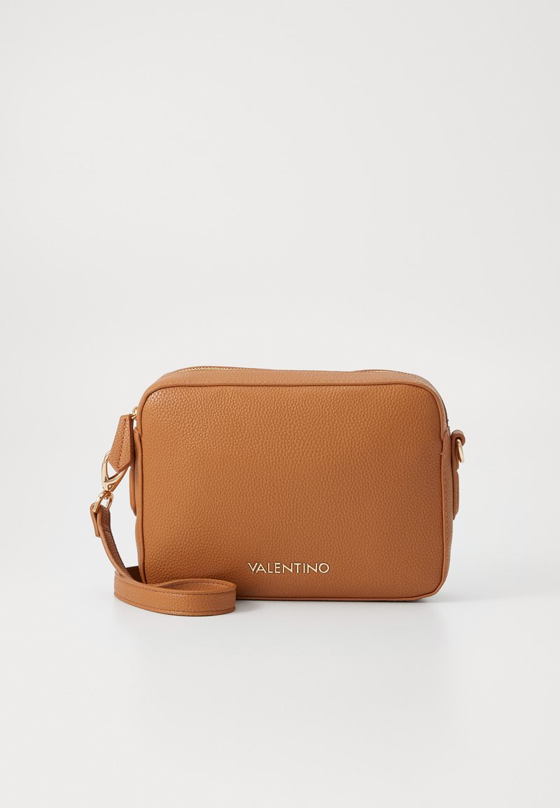 Mala de couro castanho com acabamento texturizado, forma retangular, fecho dourado e nome da marca "VALENTINO" embutido na parte da frente.