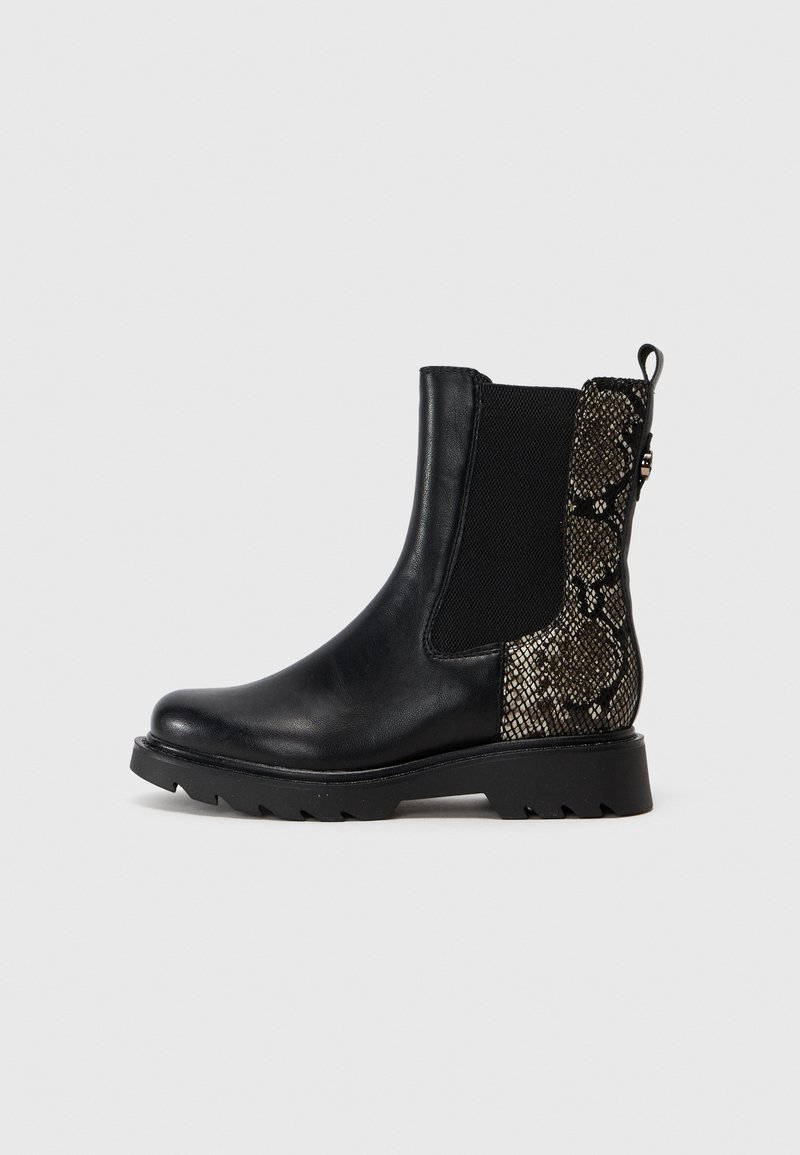 Bottine en cuir noir avec panneau latéral élastique et détail imprimé serpent marron sur le talon et la languette arrière.