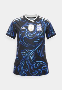 Svart fotballtrøye med blå virvlende blomster mønstre, hvit kragekant, FIFA 2022-merke, AFA-logo og Adidas-striper på skuldrene.