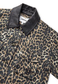 Giacca in denim con stampa leopardata, colletto in pelle nera, con bottoni e taschino sul petto con dettaglio del logo.