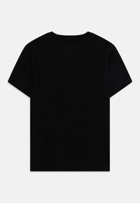 Svart t-shirt med kort ärm gjord av slät tyg, med rund hals och en enkel, odekorerad design.