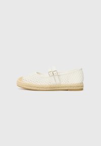 Espadrille plate tissée blanche avec un bout rond, accents de boucle à double colonne et une semelle en jute naturel. Le design présente une texture respirante.