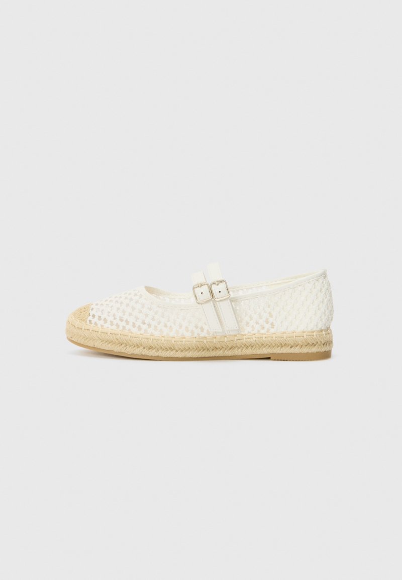 Espadrille plate tissée blanche avec un bout rond, accents de boucle à double colonne et une semelle en jute naturel. Le design présente une texture respirante.