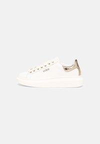 Sneaker bianca con tomaia in pelle liscia, dettagli goffrati color oro sul tallone, punta rotonda e design con lacci con occhielli argentati.