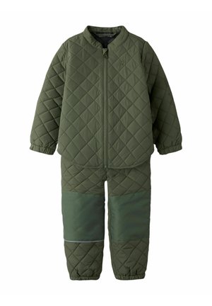 Kurtka i spodnie pikowane w oliwkowej zieleni, z elastycznymi mankietami, wzmocnieniami na kolanach oraz zamkiem błyskawicznym z przodu kurtki.