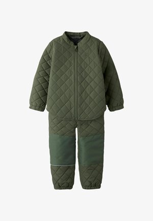 Veste matelassée vert olive et pantalon avec poignets élastiques, renforts aux genoux et fermeture éclair avant sur la veste.