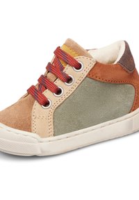 Sneaker alta in suede marrone, verde e beige con lacci rossi e blu, occhielli in argento e suola in gomma bianca. Accenti testurizzati sui lati.