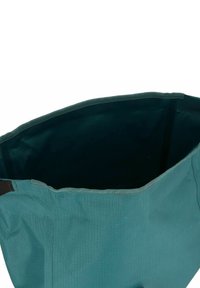 Borsa tote in tessuto turchese con ampia apertura, forma strutturata e interno senza cuciture. Caratterizzata da una texture durevole e bordi rinforzati.