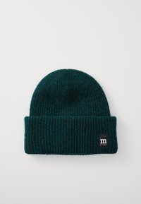 Berretto in maglia a costine di un verde scuro, con risvolto e piccolo etichetta nera con logo "m" bianco su uno sfondo chiaro.