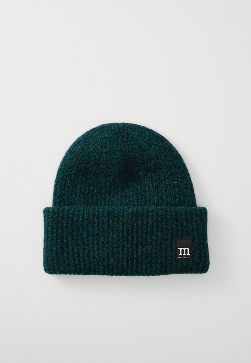 Berretto in maglia a costine di un verde scuro, con risvolto e piccolo etichetta nera con logo "m" bianco su uno sfondo chiaro.
