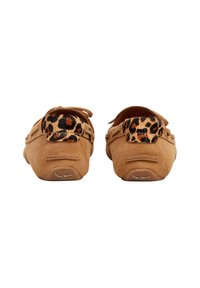 Mocassins en daim marron avec détail imprimé léopard sur le talon et semelles en caoutchouc, vus de dos.