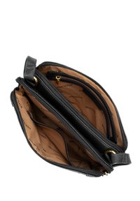 Borsa nera con texture, dotata di più scomparti, hardware dorato e fodera interna marrone con logo del marchio ripetuto.