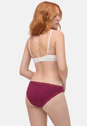 Sostén blanco con tirantes ajustables y braguitas burgundy de corte bajo con borde de encaje. Tejido suave con un ajuste cómodo.