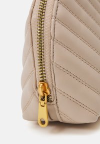 Guess DOME - Trousse - beige