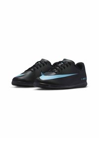 Scarpe da calcio nere con il logo Nike azzurro. Upper in sintetico liscio, design con lacci e suola in gomma testurizzata per una migliore aderenza.