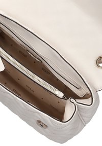 Sac à main blanc matelassé avec un extérieur en cuir lisse, fermeture éclair argentée et intérieur beige présentant le logo "GUESS" répété.