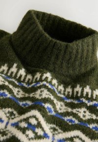 Grøn strikket polotrøje med en tekstureret stof, med et mønstret design i creme og blå på kroppen, samt ribbet krave.