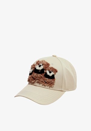 Gorra de béisbol beige con caras de mapache bordadas en marrón y blanco, con textura, en el panel frontal.