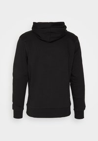 Zwarte hoodie gemaakt van zacht materiaal. Kenmerkt zich door een klassiek design met een verstelbare capuchon en geribde manchetten. Soepele textuur en een minimalistische stijl.